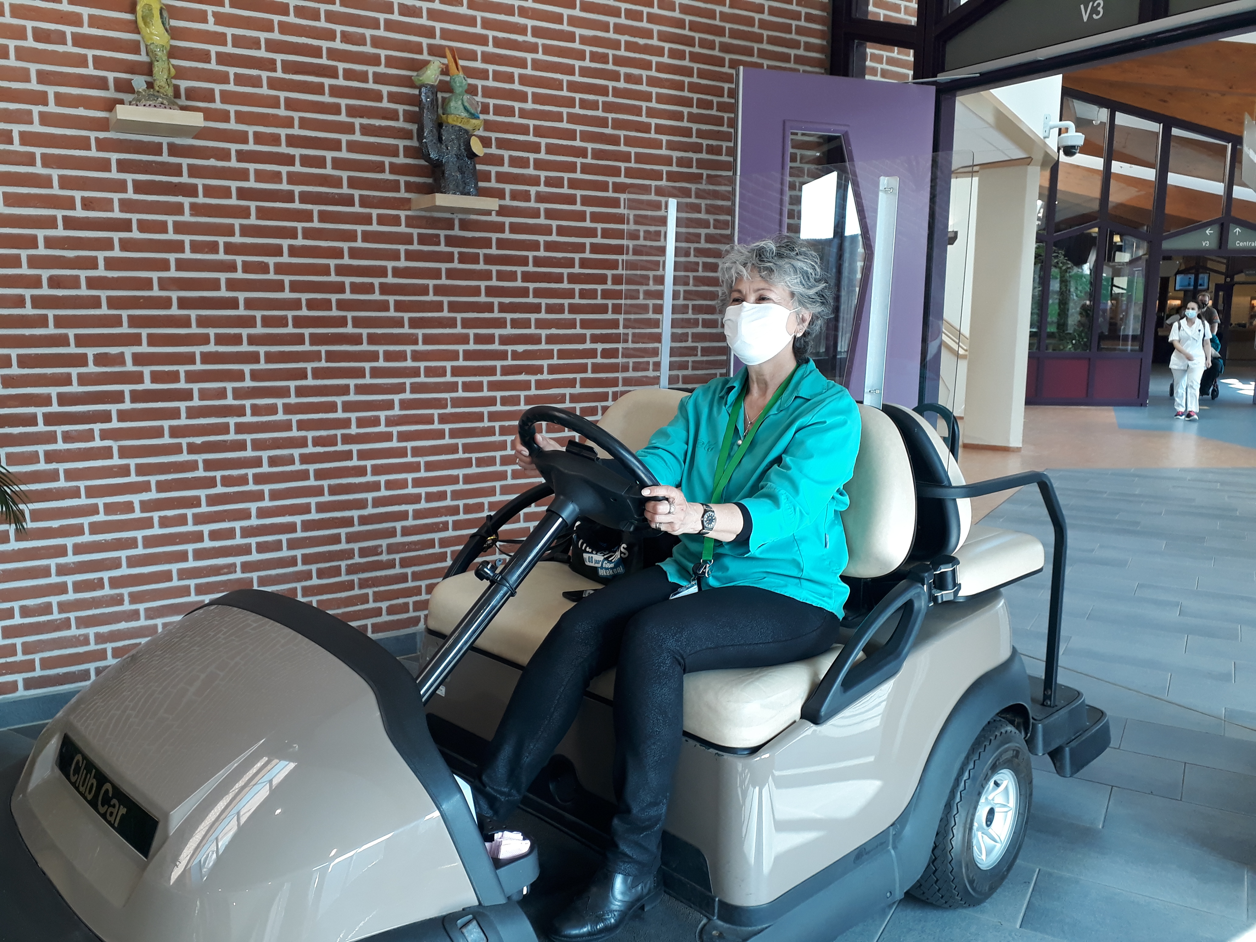 Vrijwilliger op golfkar rijdt door Isala Zwolle