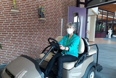 Golfkar rijdt door Isala Zwolle Vrijwilliger op golfkar rijdt door Isala Zwolle