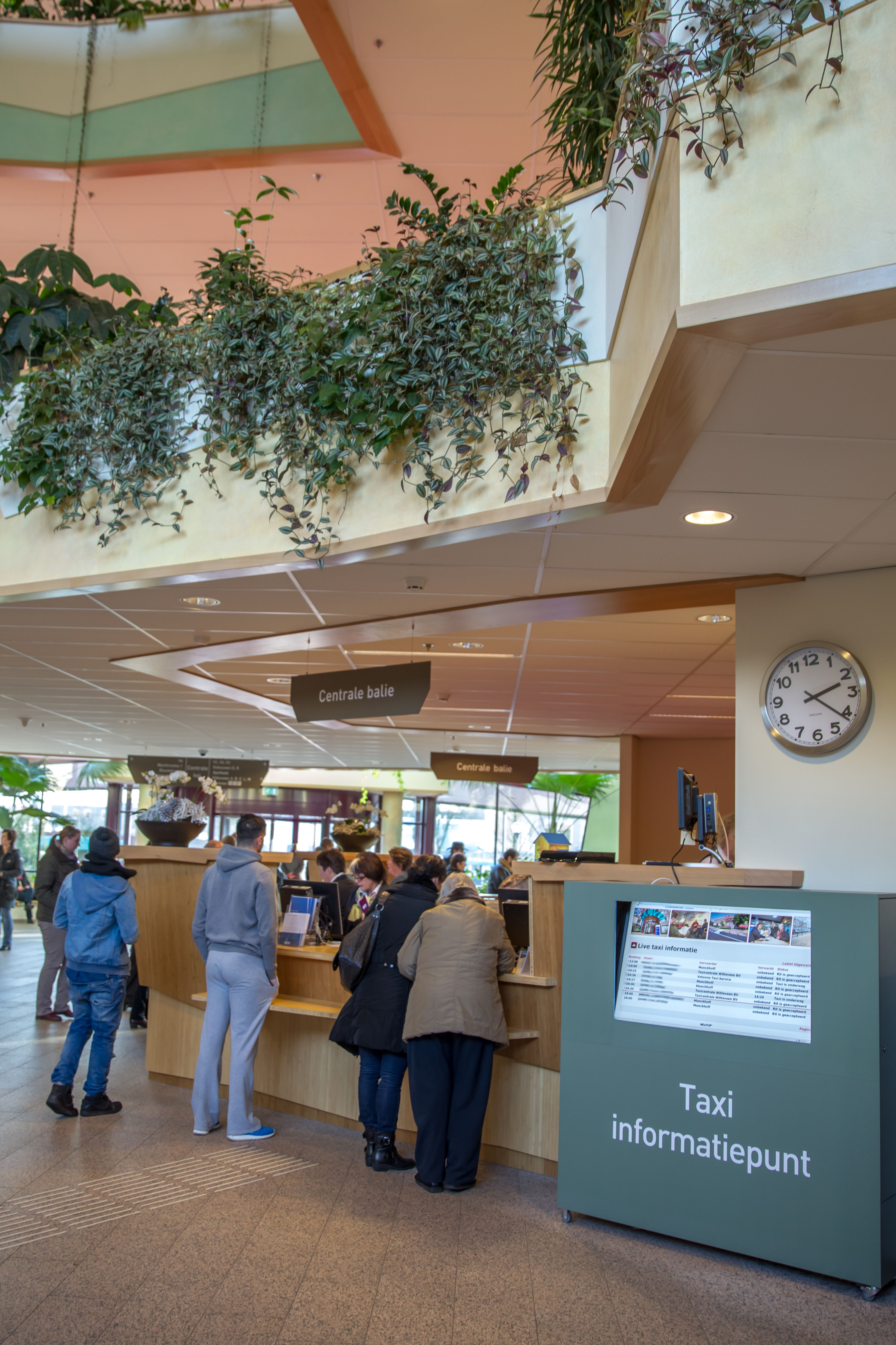 Mensen bij het taxi-informatiepunt