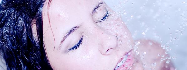 Vrouw wast gezicht