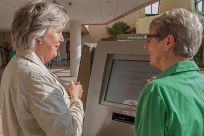 Vrijwilliger bij aanmeldzuil Vrijwilliger bij aanmeldzuil